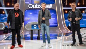 Dem geballten Wissen der Experten auf dem „Quizduell-Olymp“ stellen sich am morgigen 11. Dezember im Ersten zwei rheinische Frohnaturen entgegen. Gastgeber Jörg Pilawa empfängt die Entertainer Bernd Stelter und Henning Krautmacher als Kandidaten. (Foto: ARD/Arne Vollstedt)