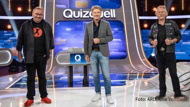 Dem geballten Wissen der Experten auf dem „Quizduell-Olymp“ stellen sich am morgigen 11. Dezember im Ersten zwei rheinische Frohnaturen entgegen. Gastgeber Jörg Pilawa empfängt die Entertainer Bernd Stelter und Henning Krautmacher als Kandidaten. (Foto: ARD/Arne Vollstedt)
