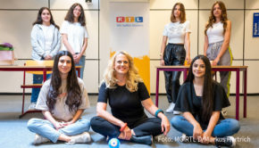 Barbara Schöneberger setzt sich dafür ein, dass Mädchen jenseits klassischer Frauenberufe eine berufliche Perspektive sehen. Die Entertainerin unterstützt das DKJS-Projekt „Mädchen stärken“- auch im Rahmen des RTL-Spendenmarathons im November. (Foto: MG RTL D/Markus Hertrich)