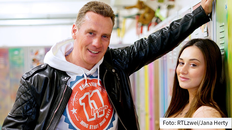 Als Schülerin Kim strebt Chiara D’Amico in der RTLzwei-Serie „Krass Schule“ eine Gesangskarriere an. Dazu bekommt sie wichtige Ratschläge von Entertainer Jürgen Milski, der in zwei Folgen als Gaststar auftritt und sich selbst spielt.
