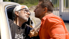 Im goldenen Mercedes fährt Kultschauspieler Ralf Richter im neuen Clip von Radio BOB! vor, um u.a auf den NRW-Stream des Rockradios aufmerksam zu machen. (Foto: Radio BOB!)