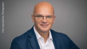 Rainer Laux verantwortet als Executive Director bei EndemolShine Germany die Produktion von Formaten wie „Promi Big Brother“. Im smalltalk-Interview spricht er u.a. über das Erfolgsgeheimnis der aktuellen Staffel und das 20. Jubiläum des „Großen Bruders“ im nächsten Jahr. (Foto: Eyecatchme. Photography)