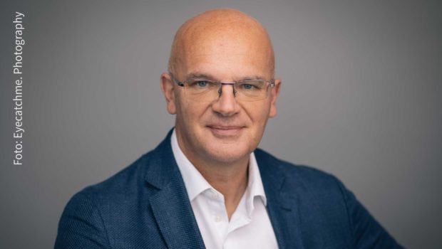 Rainer Laux verantwortet als Executive Director bei EndemolShine Germany die Produktion von Formaten wie „Promi Big Brother“. Im smalltalk-Interview spricht er u.a. über das Erfolgsgeheimnis der aktuellen Staffel und das 20. Jubiläum des „Großen Bruders“ im nächsten Jahr. (Foto: Eyecatchme. Photography)