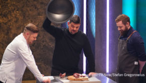 Zum Abschluss der zweiten Staffel von „Ready to beef“ begrüßen Moderator Tim Mälzer und Juror Tim Raue am heutigen 19. Oktober bei Vox die beiden Sterneköche Robin Pietsch und Yannic Stockhausen zum Schnellkochwettbewerb. (Foto: TV Now/Stefan Gregorowius)