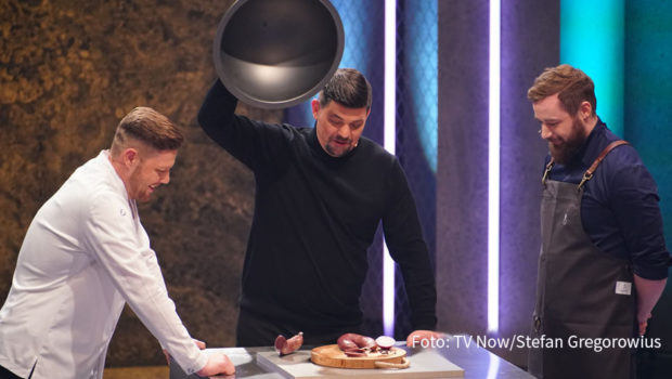 Zum Abschluss der zweiten Staffel von „Ready to beef“ begrüßen Moderator Tim Mälzer und Juror Tim Raue am heutigen 19. Oktober bei Vox die beiden Sterneköche Robin Pietsch und Yannic Stockhausen zum Schnellkochwettbewerb. (Foto: TV Now/Stefan Gregorowius)