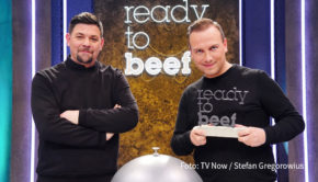 Klare Arbeitsteilung: Tim Mälzer moderiert die Vox-Show „Ready to beef“, Tim Raue bewertet die Leistungen der namhaften Koch-Kollegen. Am heutigen Montag startet die zweite Staffel bei Vox. (Foto: TV Now/Stefan Gregorowius)