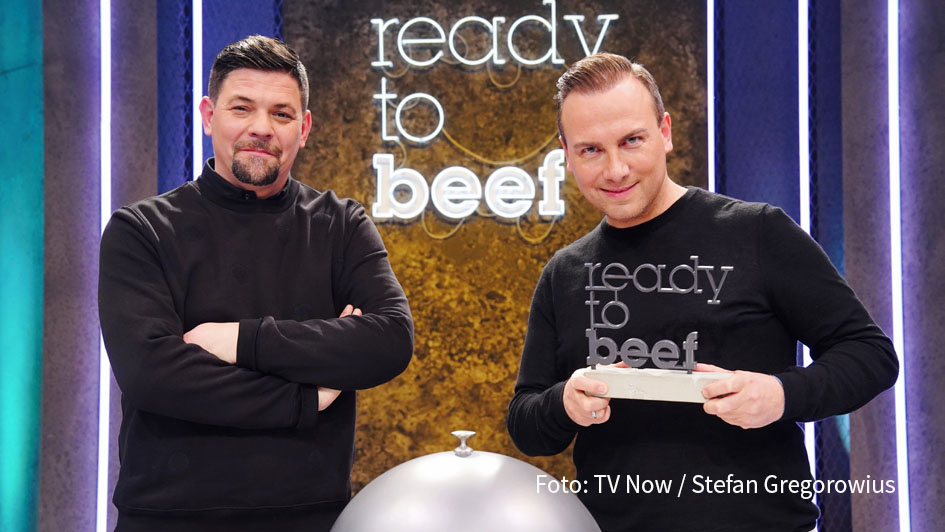 Klare Arbeitsteilung: Tim Mälzer moderiert die Vox-Show „Ready to beef“, Tim Raue bewertet die Leistungen der namhaften Koch-Kollegen. Am heutigen Montag startet die zweite Staffel bei Vox. (Foto: TV Now/Stefan Gregorowius)