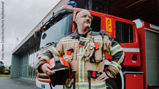 Für eine Schweizer Tourismus-Kampagne des Autovermieters Hertz zeigt Spitzenkoch René Schudel die Vorzüge seiner Heimatregion um Interlaken im Berner Oberland. Dabei geht’s auch um sein Engagement als Feuerwehrmann. (Foto: Atem Collective/Hertz MyWeekend)