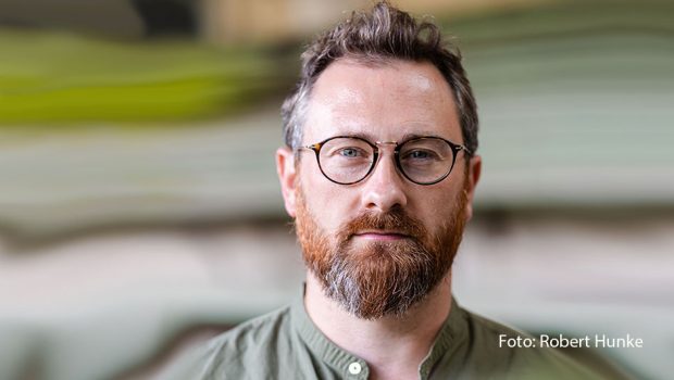 Seit dem vergangenen Jahr kommentiert Robby Hunke regelmäßig Spiele der Fußball-Bundesliga für die ARD-„Sportschau“. Im Podcast „Auf dem Weg“ mit Moderator Sebastian Messerschmidt spricht er ausführlich über seine Arbeit für den TV-Klassiker und seinen beruflichen Werdegang. (Foto: Robert Hunke)