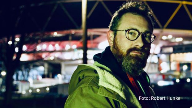 In Essen gab es gestern die große Überraschung im Achtelfinale des DFB-Pokals: Die Regionalliga-Fußballer von Rot-Weiss Essen warfen mit einem 2:1-Sieg nach Verlängerung den Europa League-Teilnehmer Bayer 04 Leverkusen aus dem Wettbewerb. Für die ARD-„Sportschau“ war Robby Hunke als Reporter im Einsatz. Im smalltalk-Interview schildert er seine Eindrücke von dem denkwürdigen Abend im Stadion an der Hafenstraße. (Foto: Robert Hunke)