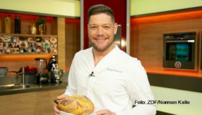 Heute hat Robin Pietsch einen ganz besonderen Auftritt im ZDF, denn er wirkt in der 3000. Folge der „Küchenschlacht“ mit. Zudem ist das erste Kochbuch des Sternekochs angekündigt: „Heimatküche einfach anders!“ kommt am 2. September in den Handel.