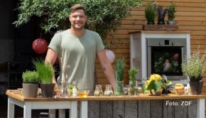 Meisterkoch Robin Pietsch hat zwei Sterne und an diesem Wochenende gleich zwei TV-Auftritte. Am Pfingstsonntag präsentiert er als Küchenchef des „ZDF Fernsehgartens“ ein festliches Familienmenü. Bereits am Freitagnachmittag gibt’s eine neue Kreation bei „MDR um 4“.