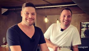 Robin Pietsch ist am heutigen Montagabend in der traditionsreichen MDR-Show „Mach dich ran“ zu sehen. Mit Moderator Mario D. Richardt erfüllt der zweifache Sternekoch einen kulinarischen Zuschauerwunsch. (Foto: MDR/Richardt/Instagram)