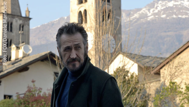 Als eigenwilliger, aber erfolgreicher Ermittler „Rocco Schiavone“ kehrt Marco Giallini ab morgen auf die deutschen Bildschirme zurück. Fox zeigt die dritte Staffel der italienischen Krimiserie in deutscher Erstausstrahlung. (Foto: Fox/Daniele Mantione)