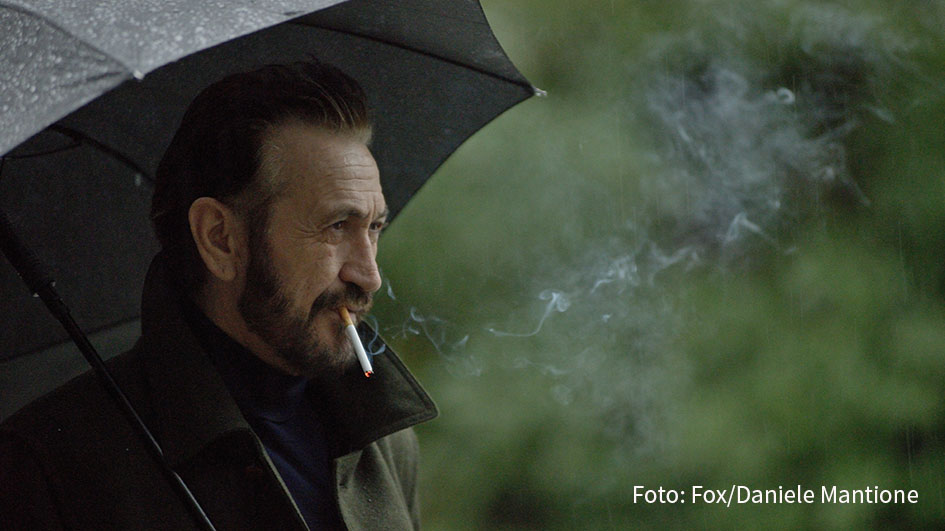 Als Deutschland-Premiere zeigt der Seriensender Fox heute Abend den nächsten Teil der Reihe „Rocco Schiavone“ mit Marco Giallini in der Titelrolle. In einem Provinzkrankenhaus im Aostatal versucht der strafversetzte römische Polizist einen Mord aufzuklären.