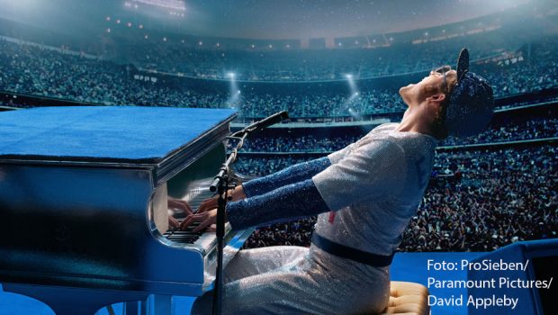 Mit mehr als zehn Stunden Musikprogramm feiert ProSieben am 5. April den Ostermontag. Im Mittelpunkt steht das Elton John-Biopic „Rocketman“ mit Taron Egerton, das erstmals im deutschen Free-TV ausgestrahlt wird. (Foto: ProSieben/Paramount Pictures/David Appleby)
