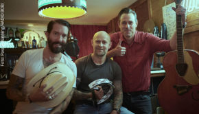 Im Interview mit den The BossHoss-Frontmännern Alec Völkel und Sascha Vollmer hat Schauspieler Jürgen Vogel auch einiges über seine musikalische Vergangenheit zu erzählen. Am Samstag läuft die Sendung „Rodeo Radio – The BossHoss Rockshow“ auf RADIO BOB!. (Foto: Pascal Bünning/RADIO BOB!)