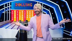 Die neue Vorabend-Show „Rolling – Das Quiz mit der Münze“ geht heute in Sat.1 an den Start. Moderator Ross Antony begrüßt zum Auftakt Matze Knop, Mareile Höppner und Simon Pearce als Promi-Kandidaten.
