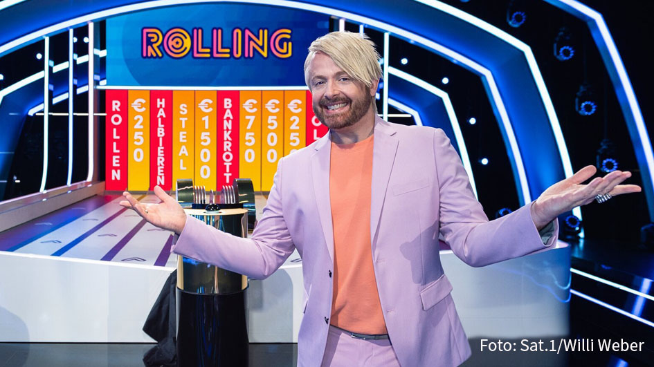 Die neue Vorabend-Show „Rolling – Das Quiz mit der Münze“ geht heute in Sat.1 an den Start. Moderator Ross Antony begrüßt zum Auftakt Matze Knop, Mareile Höppner und Simon Pearce als Promi-Kandidaten.