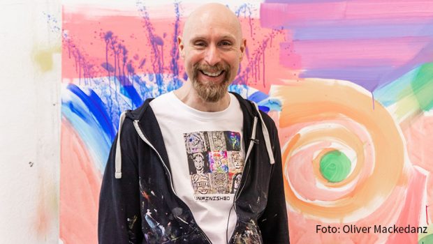 Kunst für den Sommer: Seit dem 1. Mai präsentiert der RBB-Sender Radioeins eine mehrwöchige Kunst-Aktion im Netz. Hierfür gestaltete der Berliner Maler Roman Lipski mit seiner digitalen Muse Arta ein T-Shirt. Mit dem Erlös aus dem Verkauft werden Künstlerinnen und Künstler in der Pandemie unterstützt.