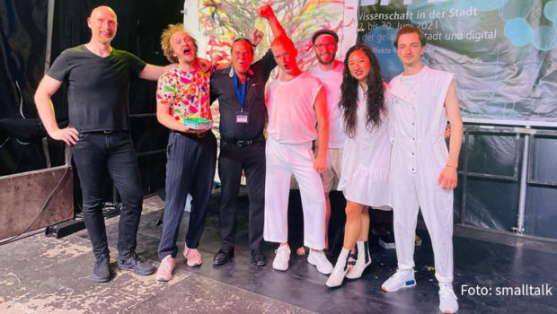 Auf dem Effekte-Festival in Karlsruhe vereinte der Maler Roman Lipski die Welt der Maschinen mit der der Kunst. Gemeinsam u.a. mit dem IT-Spezialisten Florian Dohmann sowie den Musikern Chris Wratt, Portrait XO und Ramon Riezouw führte er Mensch, Maschine und Kunst zusammen.