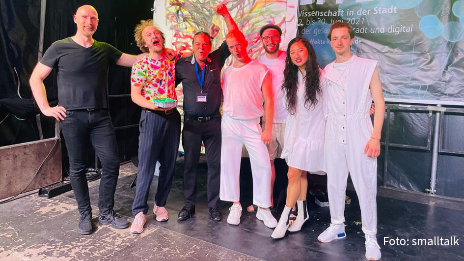 Auf dem Effekte-Festival in Karlsruhe vereinte der Maler Roman Lipski die Welt der Maschinen mit der der Kunst. Gemeinsam u.a. mit dem IT-Spezialisten Florian Dohmann sowie den Musikern Chris Wratt, Portrait XO und Ramon Riezouw führte er Mensch, Maschine und Kunst zusammen.
