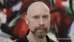 Der in Berlin lebende Maler Roman Lipski beschreitet neue Wege und arbeitet bei seinen aktuellen Werken mit der Künstlichen Intelligenz „Arta“ zusammen. In einer Ausstellung will er nun sein heutiges und früheres Schaffen zusammenführen. (Foto: Hans-Georg Gaul)