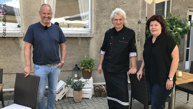 Die jüngste Folge von „Rosins Restaurants – Jetzt erst recht!“ führt das Experten-Team um Frank Rosin morgen nach Sachsen, wo Inko und Cornelia Bode im Lokal „Zum Kastanienhof“ Hilfe brauchen. (Foto: Kabel Eins)