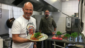 Als Inhaber und Küchenchef des „Satrup Krog“ in Schleswig-Holstein hat Christian Tobies mit den Auswirkungen der Pandemie zu kämpfen. Morgen Abend ist in „Rosins Restaurants – Jetzt erst recht!“ auf Kabel Eins zu sehen, wie ihm das Experten-Team um Spitzenkoch Frank Rosin auf die Sprünge helfen will. (Foto: Kabel Eins)