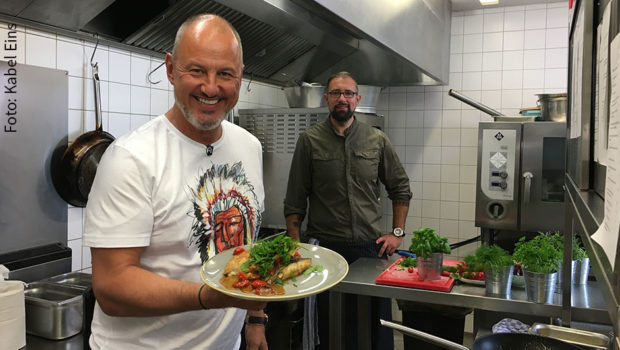 Als Inhaber und Küchenchef des „Satrup Krog“ in Schleswig-Holstein hat Christian Tobies mit den Auswirkungen der Pandemie zu kämpfen. Morgen Abend ist in „Rosins Restaurants – Jetzt erst recht!“ auf Kabel Eins zu sehen, wie ihm das Experten-Team um Spitzenkoch Frank Rosin auf die Sprünge helfen will. (Foto: Kabel Eins)