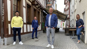 Unter dem Motto „Jetzt erst recht!“ stehen die vier neuen Folgen von „Rosins Restaurants“, die Kabel Eins ab dem morgigen Donnerstag zeigt. Los geht’s in Boppard, wo die Experten Frank Rosin, Thomas Hirschberger und Eva-Miriam Gerstner den Junggastronomen Özay Salim trotz Corona-Krise auf die richtige Spur bringen wollen. (Foto: Kabel Eins)