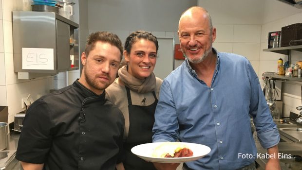 Das Café „Zweistein“ in Bad Sooden-Allendorf läuft nicht so, wie die jungen Betreiber Daniel und Karina es sich vorgestellt haben. Spitzenkoch Frank Rosin gibt den beiden heute in „Rosins Restaurants“ auf Kabel Eins einfache, aber effektive Tipps für eine verbesserte Speisekarte. (Foto: Kabel Eins)
