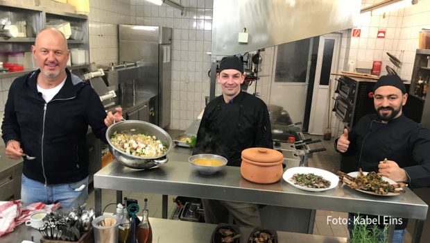 Spitzenkoch Frank Rosin wird beim Coaching im sächsischen „Gasthaus Jesewitz“ alles abverlangt. Im gastronomischen Betrieb von Fabian und Faik liegt einiges im Argen. Die ganze Geschichte zeigt Kabel Eins am heutigen 21. Januar in „Rosins Restaurants“. (Foto: Kabel Eins)