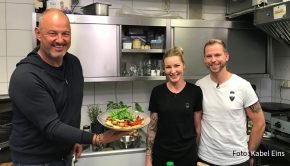 Der erste Einsatz des neuen Jahres 2021 führt Frank Rosin nach Nordhausen. Im dortigen Café „WaffelWunder“ brauchen Betreiberin Angelika und Koch Dominique seine Hilfe. Zu sehen gibt’s das Ganze am heutigen 7. Januar um 20:15 Uhr in „Rosins Restaurants“ auf Kabel Eins. (Foto: Kabel Eins)