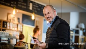 Ab dem 26. November serviert Zwei-Sterne-Koch Frank Rosin wieder ein Rundum-Coaching für angeschlagene gastronomische Betriebe. Kabel Eins strahlt immer donnerstags in der Primetime neue Folgen der Doku-Soap aus. (Foto: Kabel Eins/Willi Weber)