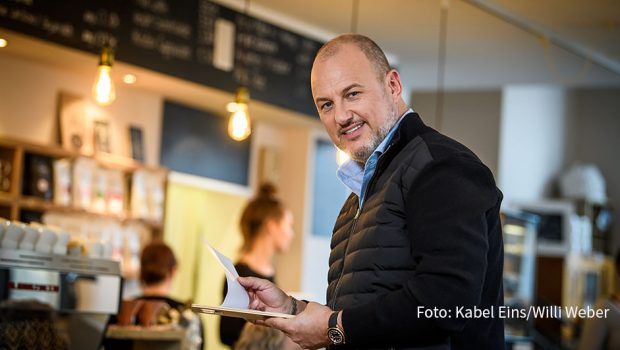 Ab dem 26. November serviert Zwei-Sterne-Koch Frank Rosin wieder ein Rundum-Coaching für angeschlagene gastronomische Betriebe. Kabel Eins strahlt immer donnerstags in der Primetime neue Folgen der Doku-Soap aus. (Foto: Kabel Eins/Willi Weber)
