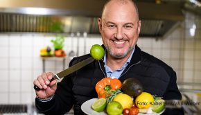 Frank Rosin ist am morgigen 10. Dezember auf Kabel Eins in einer neuen Folge seiner Doku-Soap „Rosins Restaurants“ zu sehen. Diesmal greift der Zwei-Sterne-Koch dem Team der Pizzeria „Zur alten Post“ im osthessischen Bruchköbel unter die Arme. (Foto: Kabel Eins/Willi Weber)