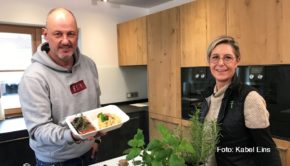 Das „Steffens“ im oberbayerischen Bad Aibling ist der Schauplatz des neuen Einsatzes von Restaurant-Coach Frank Rosin. Inhaberin Petra Steffen hat den Zwei-Sterne-Koch um Hilfe gebeten. Zu sehen ist das Ganze heute Abend bei Kabel Eins. (Foto: Kabel Eins)