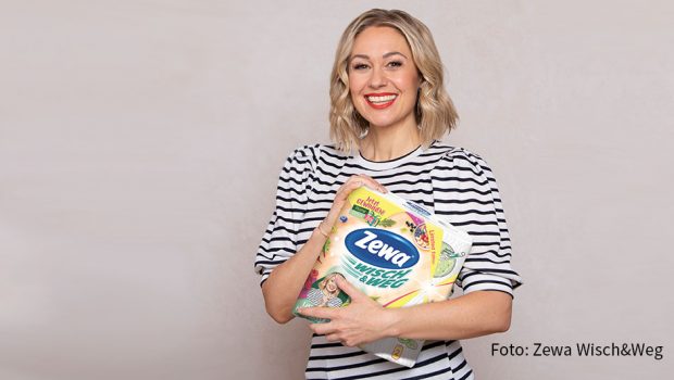 Ruth Moschner ist Moderatorin, Autorin und aktuell Botschafterin der Marke „Zewa Wisch&Weg“. Im Mittelpunkt steht dabei der Claim „Let‘s go Healthy“. Dazu gibt’s über Social Media passende Tipps, Rezepte und Life Hacks. (Foto: Zewa Wisch&Weg)