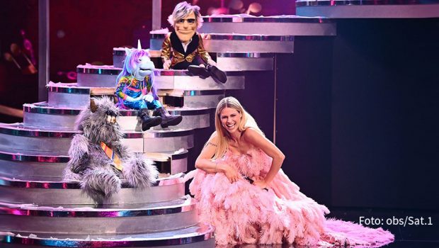 Die große Showtreppe wird heute Abend aufgefahren, wenn Sat.1 die erste Ausgabe der neuen Show „Pretty in Plüsch“ ausstrahlt. Moderatorin Michelle Hunziker führt durch die Wettbewerb, in dem sechs Puppen mit jeweils einem Prominenten im Duett singen. (Foto: obs/Sat.1)