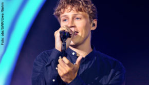 Tim Bendzko liebt die große Bühne wie beim diesjährigen SWR3 New Pop Festival in Baden-Baden. Er ist aber auch ein Fan von Wohnzimmerkonzerten – solange er nicht für seine eigene Familie singen muss. Warum das so ist, verrät er am Samstag bei barba radio. (Foto: obs/SWR/Uwe Riehm)