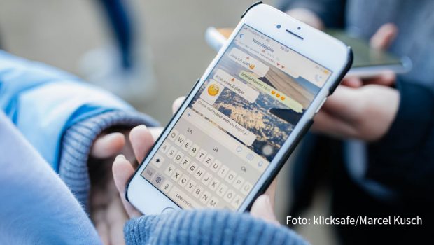 In aller Welt finden heute Aktionen zum Safer Internet Day statt, der in Deutschland von der Initiative klicksafe koordiniert wird. Thematisch im Vordergrund steht in diesem Jahr das Engagement für verlässliche Fakten im Netz. Mit dabei sind u.a. Malu Dreyer, Pinar Atalay und MrWissen2Go. (Foto: klicksafe/Marcel Kusch)