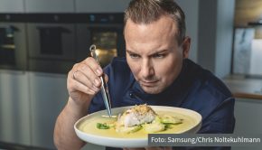 Der Zwei-Sterne-Koch und „The Taste“-Coach Tim Raue vertritt das gesamte Portfolio für Küchengeräte der Marke Samsung. Das Unternehmen setzt auf eine langfristige Partnerschaft. Raue stehe „auch international für kulinarische Finesse, Kreativität und Qualität“.