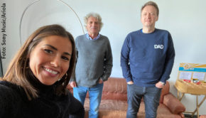 Bei dem traditionsreichen Sony Music-Label Ariola hat Entertainerin Sarah Lombardi einen Plattenvertrag unterschrieben. Gemeinsam mit Manager Alexander Elbertzhagen und Ariola-Chef Markus Hartmann startet sie nun musikalisch neu durch. (Foto: Sony Music/Ariola