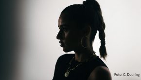 Am heutigen 23. April erscheint beim Sony Music-Label Ariola Sarah Lombardis neues Album „Im Augenblick“. In zwölf Songs feiert die Sängerin die Liebe und das Leben, schlägt dabei aber auch nachdenklichere Töne an.