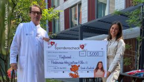 Entertainerin Sarah Lombardi übergab gestern eine Spende in Höhe von 5.000 Euro an Prof. Dr. Konrad Brockmeier, den Direktor der Kinderkardiologie im Herzzentrum der Uniklinik Köln. Mit dem Geld sollen Poster mit einer kindgerechten Anleitung zum sorgfältigen Händewaschen finanziert werden. (Foto: Smalltalk/D. Kavazovic)