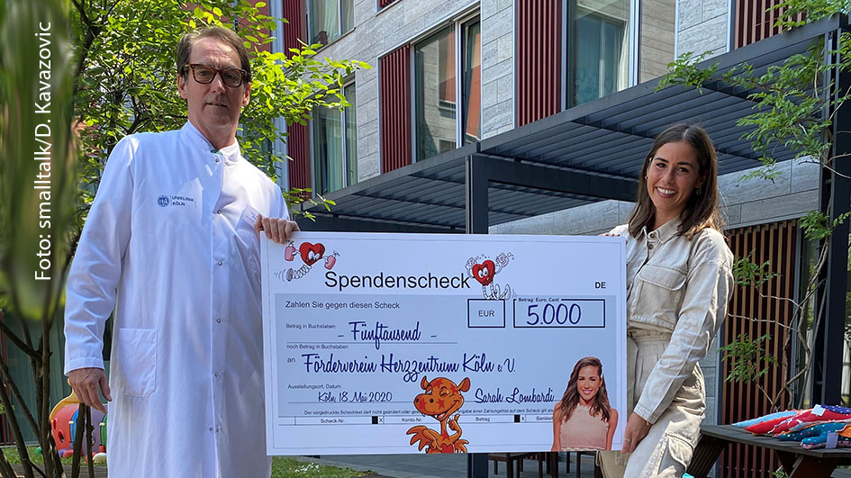 Entertainerin Sarah Lombardi übergab gestern eine Spende in Höhe von 5.000 Euro an Prof. Dr. Konrad Brockmeier, den Direktor der Kinderkardiologie im Herzzentrum der Uniklinik Köln. Mit dem Geld sollen Poster mit einer kindgerechten Anleitung zum sorgfältigen Händewaschen finanziert werden. (Foto: Smalltalk/D. Kavazovic)