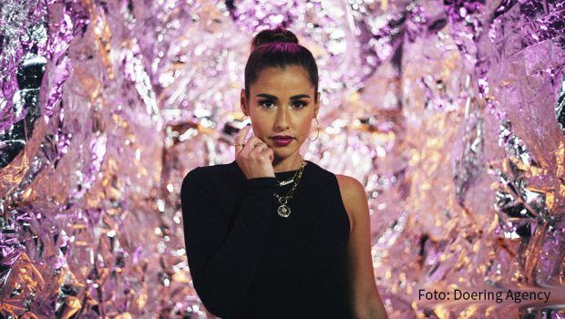 Am vergangenen Wochenende war Sarah Lombardi bei der Aufzeichnung zu Florian Silbereisens „Schlagerchampions – Das große Fest der Besten“. Ausgestrahlt wird sie nächsten Samstag im Ersten. Neu bei Youtube ist jetzt auch das Video zu Lombardis neuer Single „Ich“. (Foto: Doering Agency)