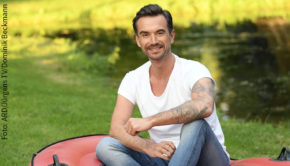 Künstler wie Sarah Lombardi, Roland Kaiser und Ben Zucker treten am Samstag in Florians Silbereisens Live-Show „Schlager, Stars & Sterne – Die große Seeparty in Österreich“ auf. Neben den TV-Zuschauern im Ersten und in ORF 2 ist in den Kitzbüheler Alpen auch Publikum vor Ort mit von der Partie. (Foto: ARD/Jürgens TV/Dominik Beckmann)