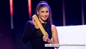 Am Samstagabend erlebte Sarah Lombardi in der ARD-Show „Die Schlagerchampions – Das große Fest der Besten“ eine für sie überraschende Preisverleihung. Ihre Single „Te amo mi Amor“ wurde mit der Trophäe für den Hit des Jahres ausgezeichnet. (Foto: ARD/JürgensTV/Dominik Beckmann)